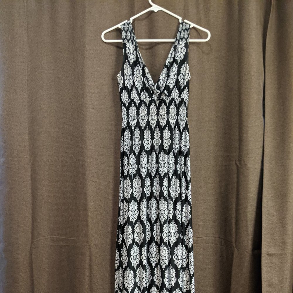 Black and White Sleeveless Maxi Dress